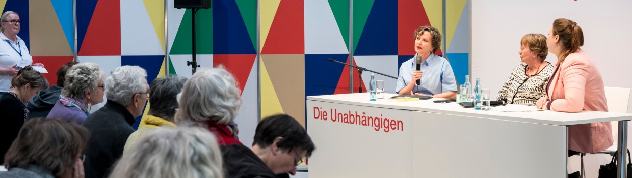 Forum Die Unabhängigen auf der Leipziger Buchmesse 2023 während eines Bühnetalks mit 3 Frauen vor vollbesetztem Publikum