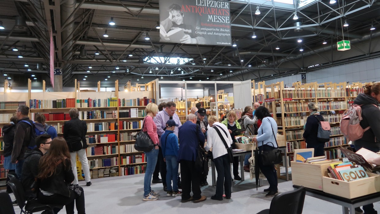 Leipziger Antiquariatsmesse auf der Leipziger Buchmesse 2024 mit Besucherinnen vor Bücherregalen, Quelle: Ursula Saile-Haedicke, Braunschweig