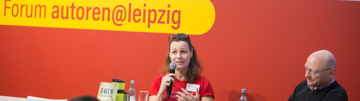 Bühnengespräch mit 2 Teilnehmer:innen auf der Bühne vom Forum autoren@leipzig auf der Leipziger Buchmesse 2024