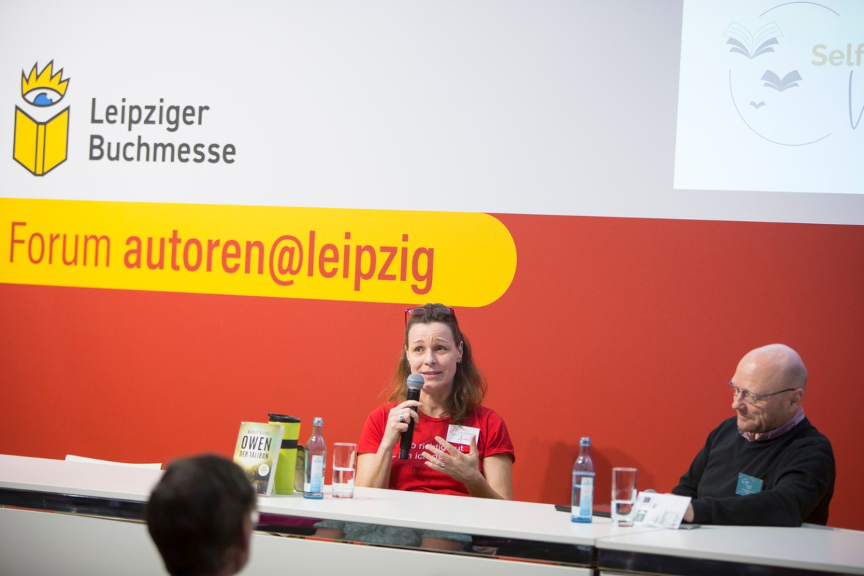 Bühnengespräch mit 2 Teilnehmer:innen auf der Bühne vom Forum autoren@leipzig auf der Leipziger Buchmesse 2024