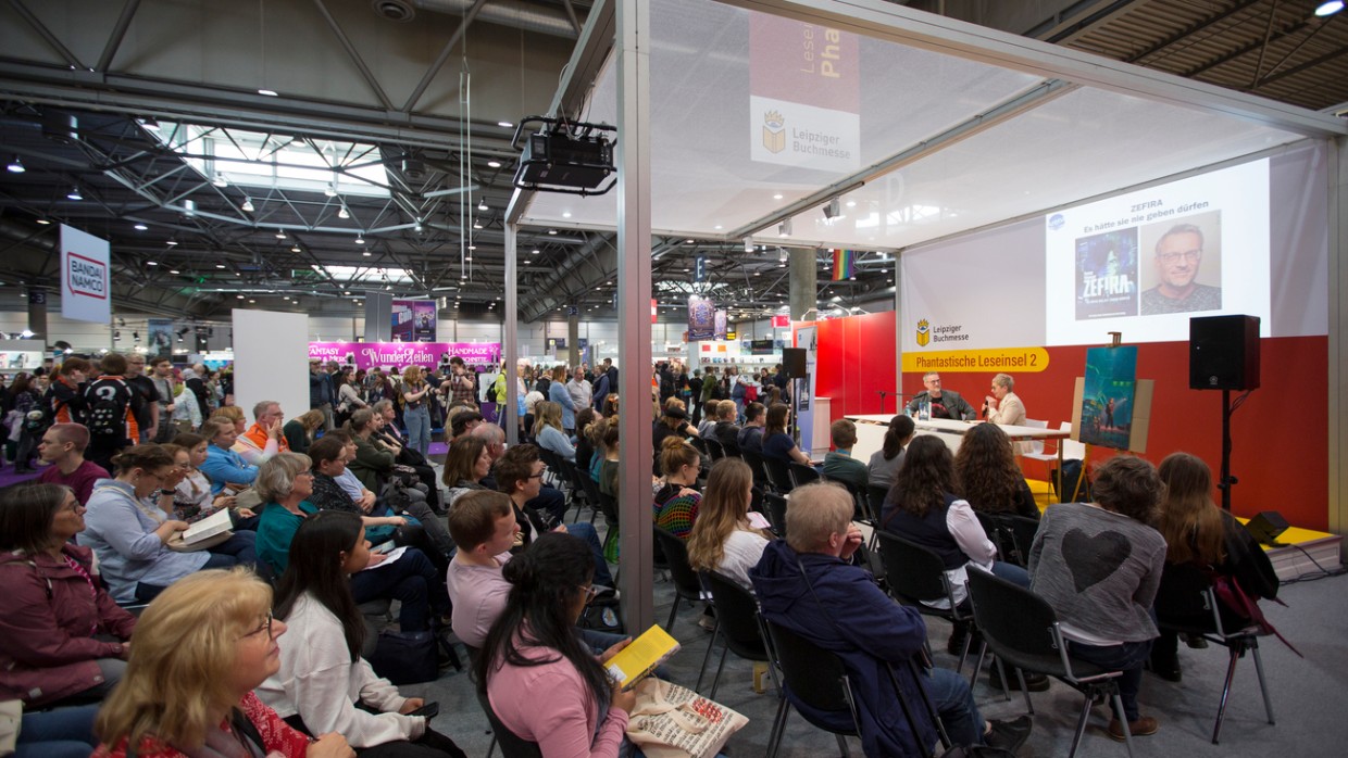 Phantastische Leseinsel auf der Leipziger Buchmesse 2024 während einer Lesung mit Publikum