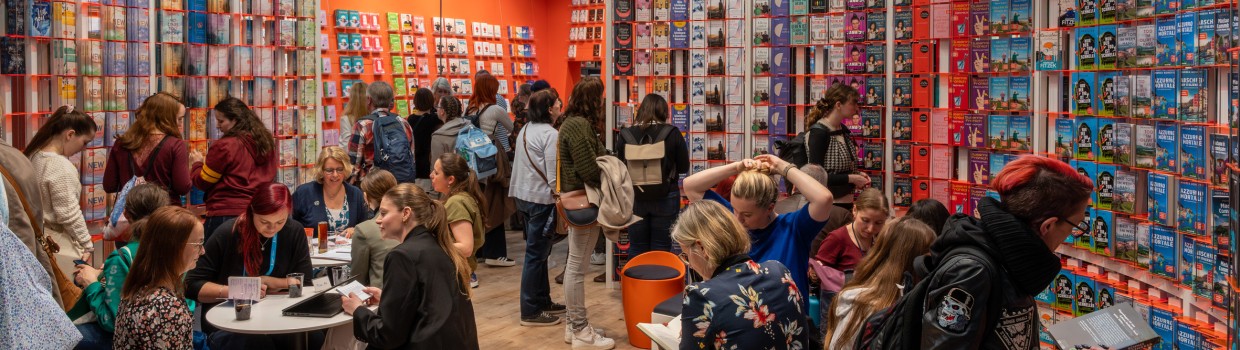 Messestand von Droemer Knaur mit einigen Besucher:innen während der Leipziger Buchmesse 2024